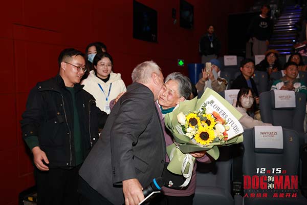 吕克·贝松《狗神》杭州路演 主创影迷走心交流白发老人泪洒现场